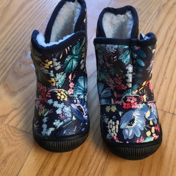 NEW! 12 m- 18m leather flower fluff lined boots - Picture 2 of 5